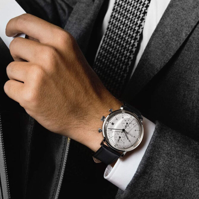 Stylish men's watch featuring a sleek design with a stainless steel case, leather strap, and precision quartz movement. Perfect for formal and casual occasions, this timepiece combines durability and elegance, making it an ideal accessory for modern men.