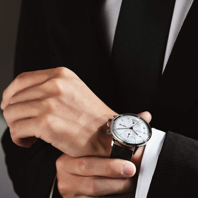 Stylish men's watch featuring a sleek design with a stainless steel case, leather strap, and precision quartz movement. Perfect for formal and casual occasions, this timepiece combines durability and elegance, making it an ideal accessory for modern men.