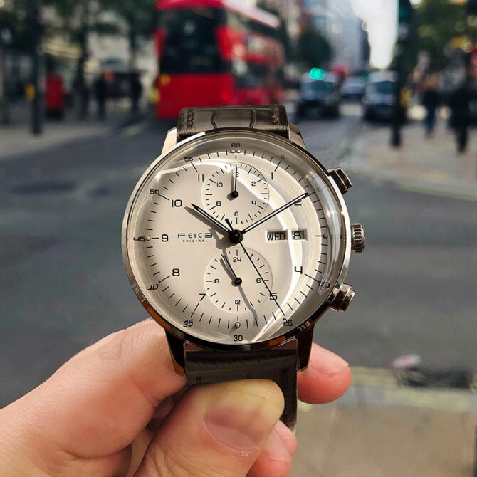 Stylish men's watch featuring a sleek design with a stainless steel case, leather strap, and precision quartz movement. Perfect for formal and casual occasions, this timepiece combines durability and elegance, making it an ideal accessory for modern men.