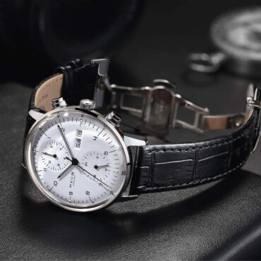 Stylish men's watch featuring a sleek design with a stainless steel case, leather strap, and precision quartz movement. Perfect for formal and casual occasions, this timepiece combines durability and elegance, making it an ideal accessory for modern men.